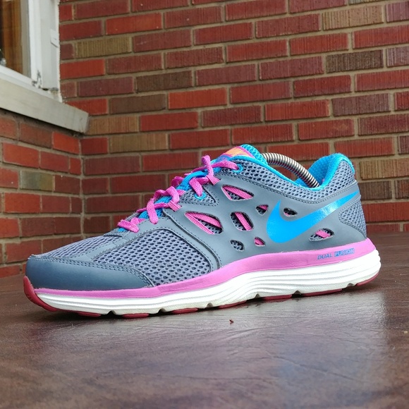 Nike Shoes - SZ 9 WMNS NIKE DUAL FUSION LITE SHOES